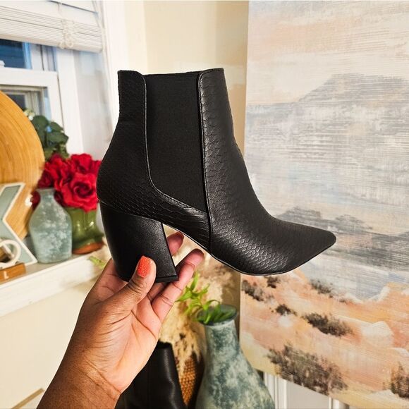 Qupid Snakeskin Print Elastic Side Ankle Booties - Size 8.5 - Picture 8 of 15